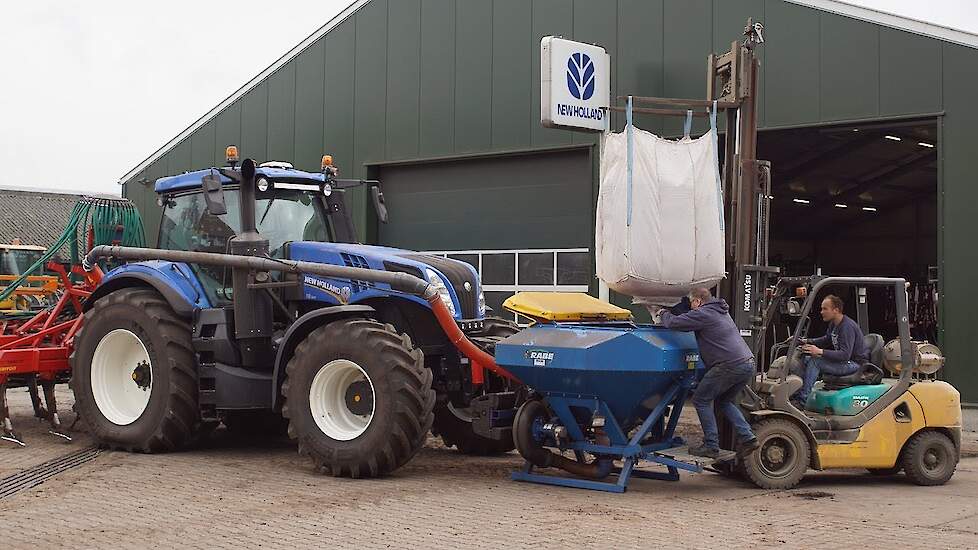 New Holland T8.320 9,5 km/u en 4,5 meter breed zomertarwe zaaien