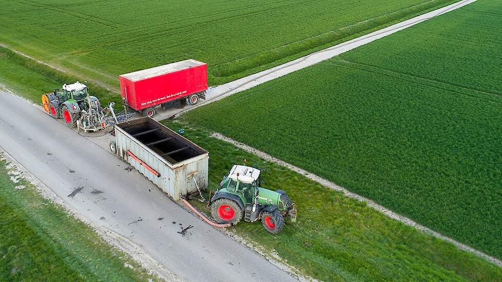 Spreading liquid manure with a drag hose - Bouwland bemesten - BMWW Agriservice - Sleepslang - Fendt