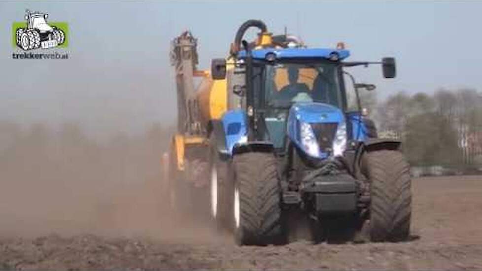New Holland T7.235 en Veenhuis hondegang enkelas mesttank van 14 kuub