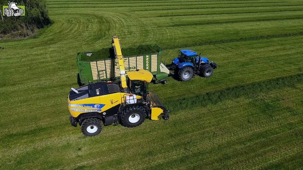 New Holland FR700 aan het voorjaars grashakselen