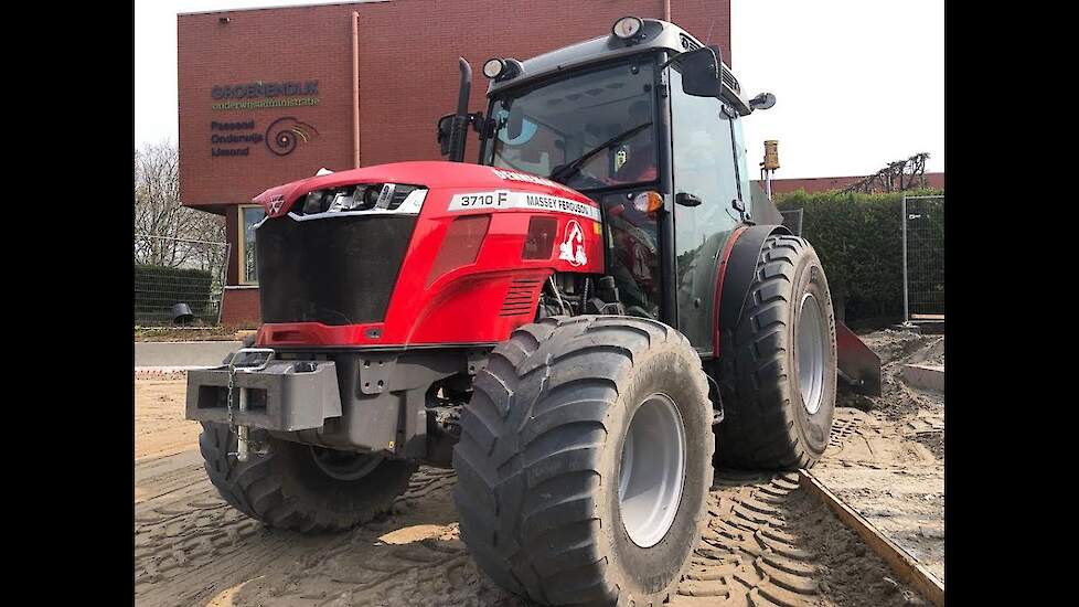 Loonbedrijf Denneman met hun nieuwe MF3710F