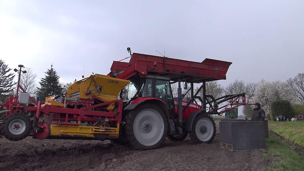 BOLLEN PLANTEN MET EEN MASSEY FERGUSON 7484 MH BOLLENPLANTER