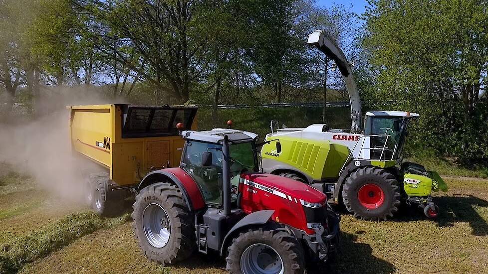 Eerste snede gras in de kuil bij Vrebamelkvee in Vredepeel (LB)