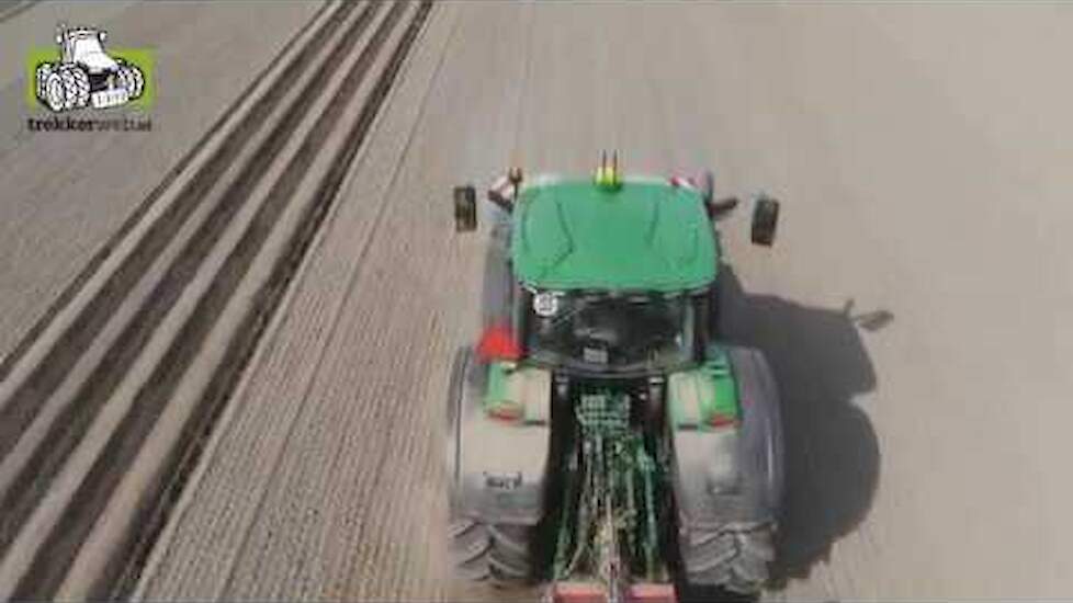 De wortelruggen voor de Hutspotdag worden gefreesd door Blok Agro