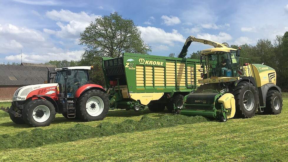 Grass silage Krone BiG X 580 bij Loonbedrijf Houbraken Bergeijk in het eerste gras