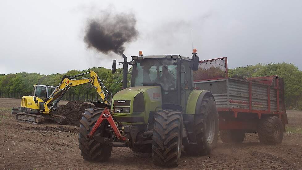 Land zaaiklaar maken voor maïsspektakel bij Oldtimer-hakseldag in Dalen 2019