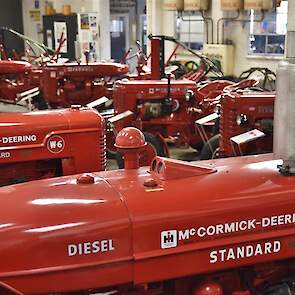De WD9 op de voorgrond is een van de weinige diesels in de collectie McCormicks. De meeste zijn petroleumtrekkers.
