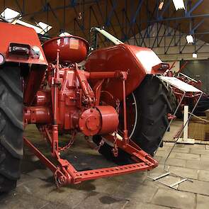 De achterbrug van een McCormick D-430 met hefinrichting en een poelie op de aftakas.