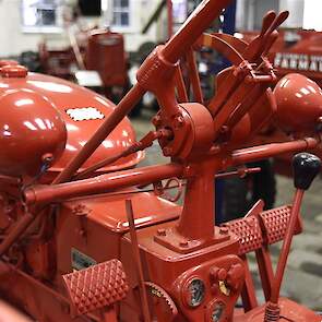 Dit is wat de bestuurder van een Farmall H voor zich heeft, veel hendels en poken, weinig meters en knoppen.