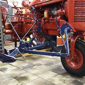 Een Farmall C met maaibalk en 'single' voorwiel. Zo is hij origineel geleverd in Nederland. Toen Drenthe hem kocht had hij een normale vooras.