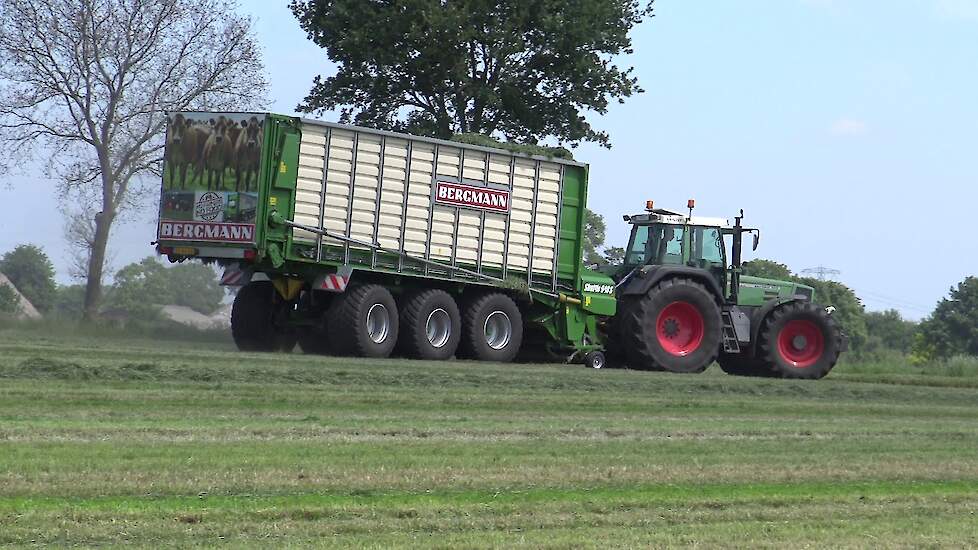 FENDT FAVORIT 916 MET EEN BERGMANN SHUTTLE 940 S GRAS OPRAPEN 2019