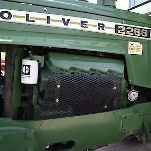 De Oliver 2255 is uitgerust met een V8 Caterpillarmotor van 145pk.