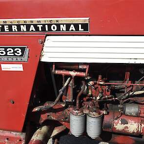 De International 523 is van 1969. Hij heeft een driecilinder motor van 52 pk. Vandaar de typeaanduiding 523. Merk ook op dat de trekker nog de naam McCormick voert.