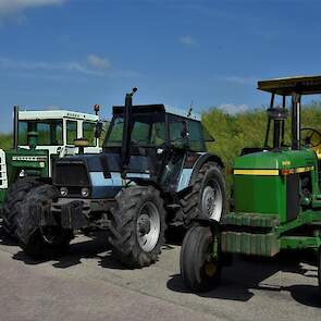 Tijdens de fotosessie kreeg de Oliver gezelschap van deze Deutz en John Deere. De Deutz is een DX 6.30 en een John Deere een 4040. Ze worden als hobbytrekker bereden door twee collega's van Pieter Verwoert, te weten Laban Duynhouwer en Corné den Dunnen.