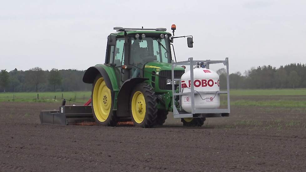 ONKRUIDBRANDEN MET EEN JOHN DEERE 6230 MET EEN HOAF ONKRUID BRANDER