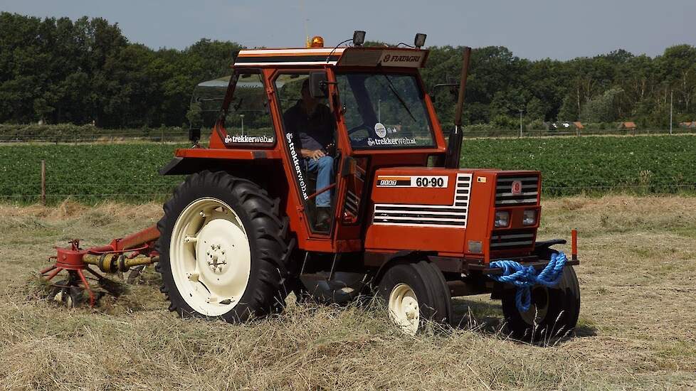 Legendary Fiat 60-90 aan het hooischudden hay tedding