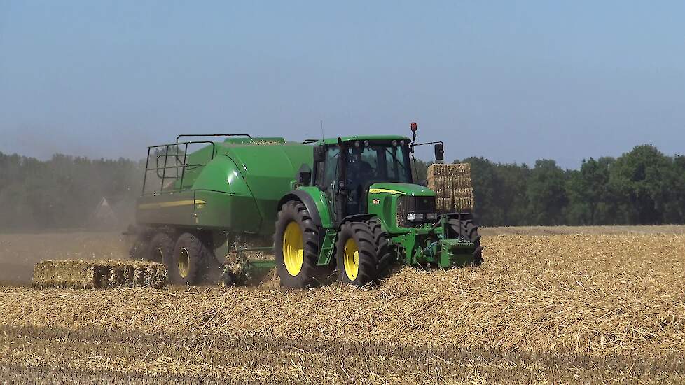 STRO PERSEN MET EEN JOHN DEERE 6920 S JOHN DEERE L 15 24