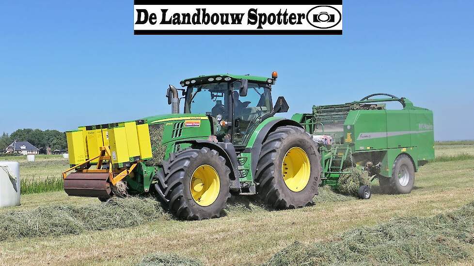 Pressing and wrapping bales | Dekker-Putten | John Deere 6170 R + McHale Fusion 2
