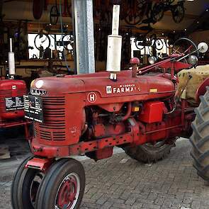 De Farmall H van 1948 is te beschouwen als de pater familias van de collectie oldtimers.