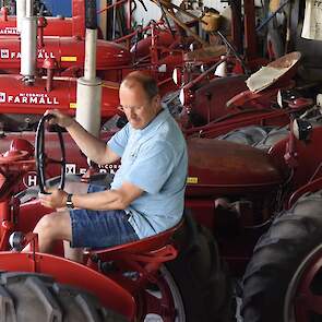 Na de fotosessie manoeuvreert Jan Dorst de Farmall M terug in de rij. Hij past er maar net tussen.
