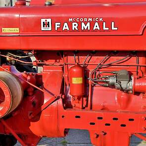 Net zoals de meest Farmalls heeft ook de M een benzine/petroleummotor.