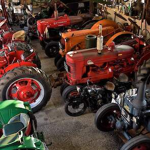 Een kijkje in het privémuseum van de familie Dorst waarin behalve trekkers ook nog enkele stationaire motoren en werktuigen staan alsmede veel andere gebruiksvoorwerpen en gereedschap van vroeger.