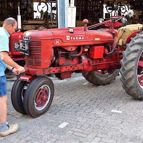 De Farmall H is afgeslagen en moet met de slinger opnieuw worden gestart.