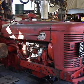 De Farmall Super M-TA heeft een 'torque amplifier'. Heel simpel gezegd is dat een voorloper van de powershift waarbij je zonder te koppelen kunt schakelen tussen een hoge of lage gearing.