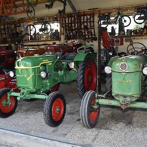 Het kleine trekkertje links is een Wheel Horse zitmaaier uit 1966. Het is een restauratieproject van Jan's zoon Joan. Ook de Deutz in het midden, een F1L612 is van Joan. De Deutz rechts is een D15 die ooit nog nieuw is gekocht door Jan's vader Johannes.