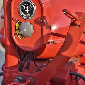 De ampèremeter en lichtschakelaar van de Farmall M. De L- en H-stand op de schakelaar staan voor 'low' en 'high', in dit geval voor lage of hoge spanning. De L-stand werd gebruikt om de accu te ontzien.