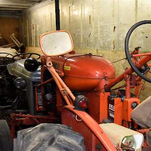 Net als we denken dat we alle trekkers hebben gezien opent Jan Dorst nog een container waarin een Allis Chalmers C-A en twee Fergusons staan. Met de Allis Chalmers doet Jan's zoon Joan mee aan ploegwedstrijden.