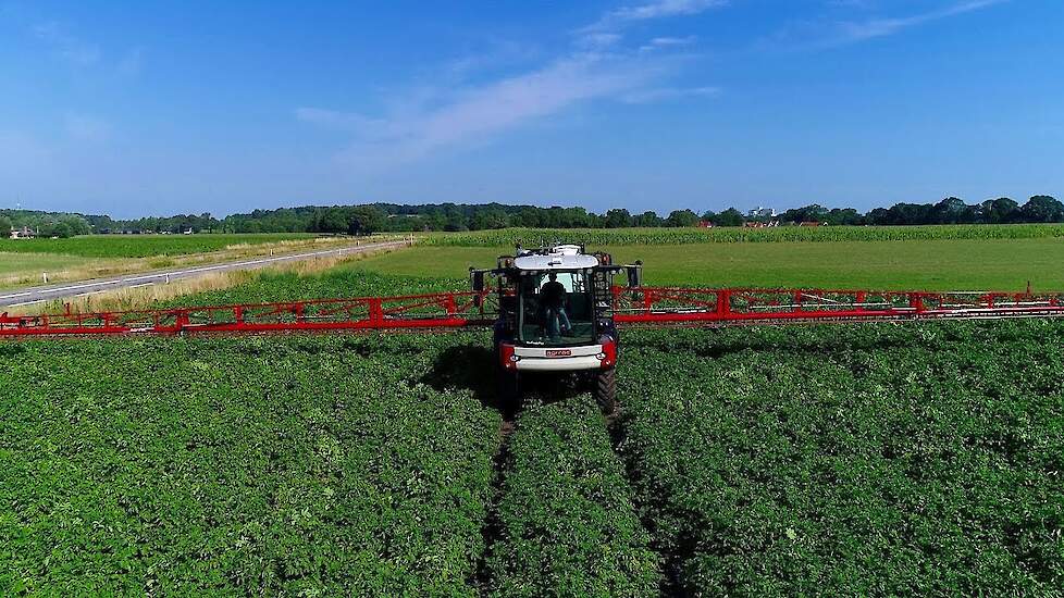 Maas Markelo aan het spuiten met een Agrifac Condor