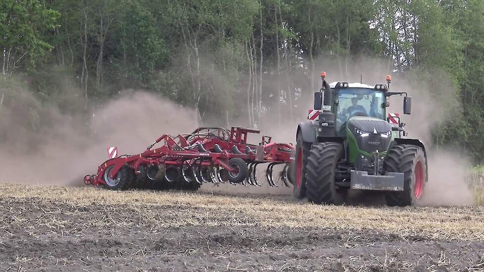 FENDT 1050 MET EEN HORSCH TIGER 4 AS  STOPPELBEWERKING