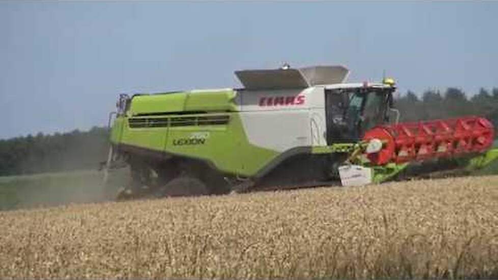TARWE OOGST MET EEN CLAAS LEXION 750 TERRA TRAC JOHN DEERE 6175 R JOHN DEERE 6830