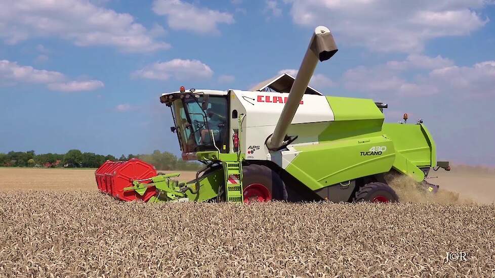Gebr. van Alphen oogsten met de  Claas Tucano 430. film Jan Rijpma ©