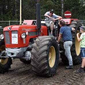 Opstellen voor het defil&eacute; dat zowel op zaterdag als op zondag halverwege de middag wordt gehouden.