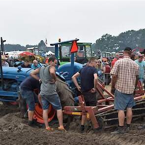 Consternatie in de ploegbak. Een Fordson Major heeft zich met zijn eigen cultivator in zijn linkerachterband gestoken. Die loopt prompt luid sissend leeg