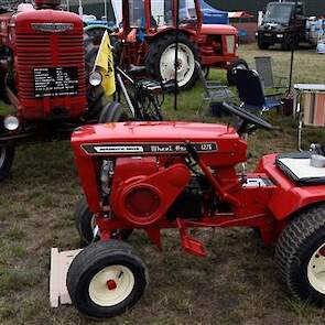 Det kleine trekkertje is een Wheel Horse. Het is eigenlijk een zitmaaier. Hij dateert van 1966 en komt uit Amerika. Het trekkertje is eigendom van Joan Dorst uit Oosterland. Zijn vader Jan kennen we, die hadden we in het julinummer van Trekkerweb in de ru