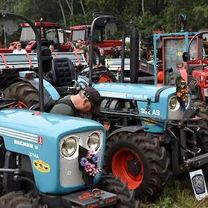 Een collectie smalspoor Eichers, waar die rode Massey-Ferguson wel degelijk ook bijhoort. Kijk maar naar de motor. Dat is een loepzuivere Eichermotor.
