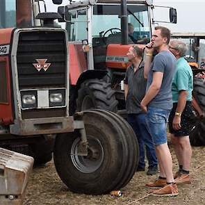 Elk detail van deze grote MF's wordt grondig bestudeerd.