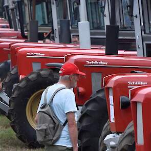 Veel belangstelling voor het starten van de honderd jaar oude Titan van vader John Bakker (rechts met hoed) en zoon Teil (op de trekker) uit Schagen.