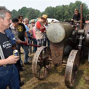 Veel belangstelling voor het starten van de honderd jaar oude Titan van vader John Bakker (rechts met hoed) en zoon Teil (op de trekker) uit Schagen.