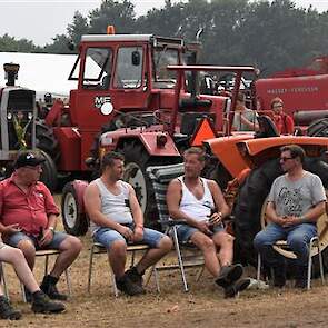 Ook dit is Panningen, gezellig met elkaar en met een pilsje erbij kletsen over trekkers. Liefhebbers raken daar nooit over uitgepraat.
