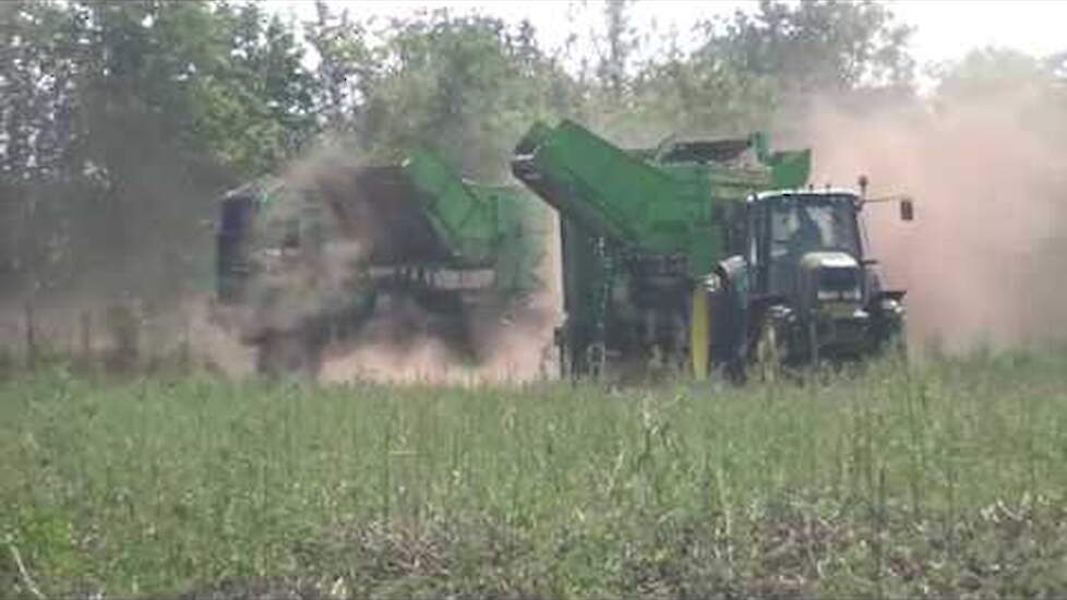 VOORMALERS ROOIEN MET 2 X JOHN DEERE 6620/ 6920 AVR ACCENT  JOHN DEERE 6150 R