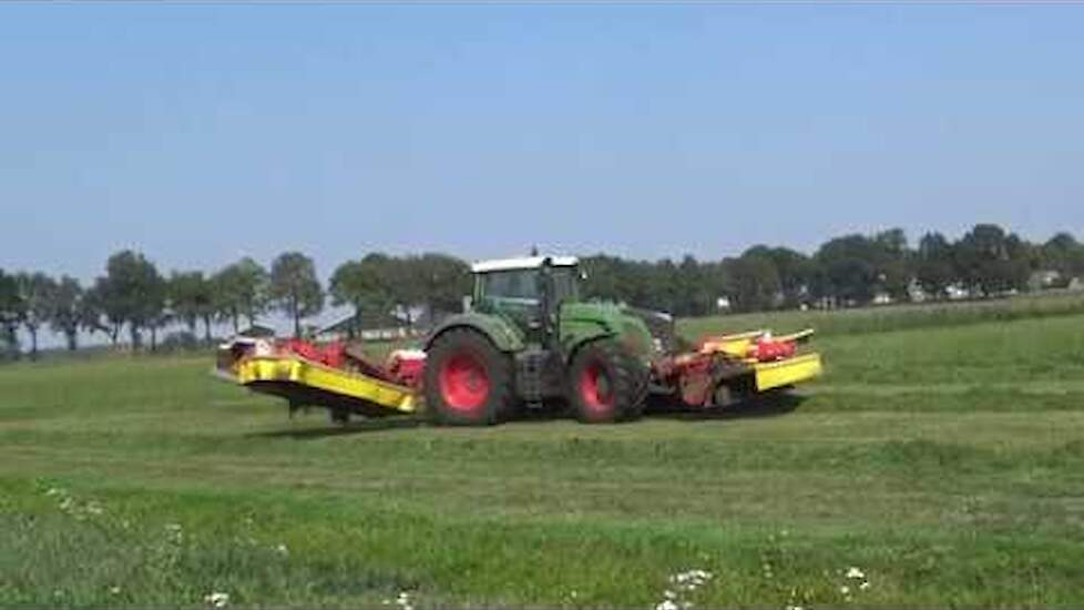 GRAS MAAIEN MET FENDT 924 POTTINGER NOVACAT A 10 TRIPLEMAAIER