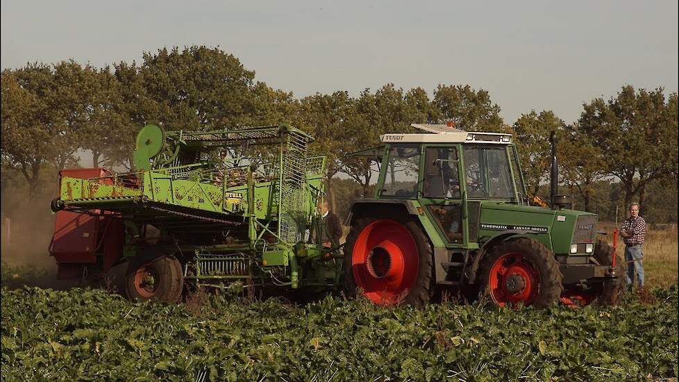 Fendt Farmer 308LSA Turbomatik met Stoll V50 suikerbietenrooier Trekkerweb