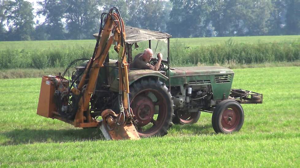 KLEPELEN VAN SLOOTKANTEN MET EEN DEUTZ / VOTEX KLEPELMAAIER