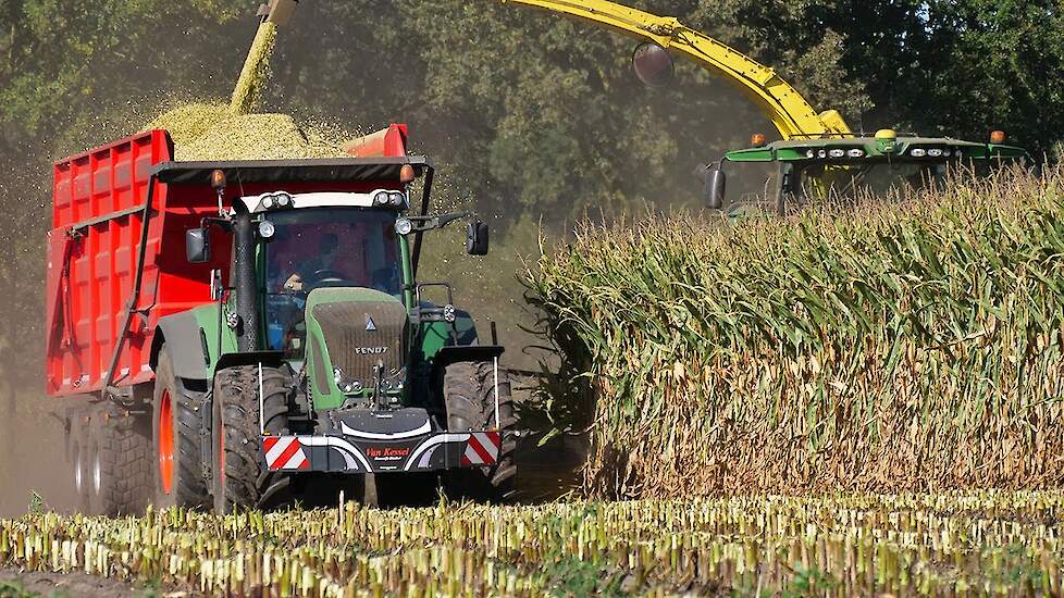 12 row John Deere 8800i + Fendt 930 - Chopping corn - 2019 - Van Kessel