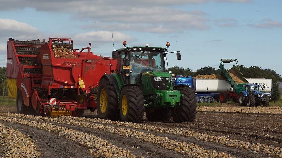 John Deere 6125R met Grimme SE 150-60 New Holland T7.220