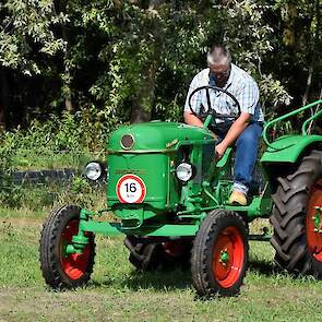 De Deutz D15 is van 1960. Hij heeft een 1-cilinder dieselmotor van 15pk.